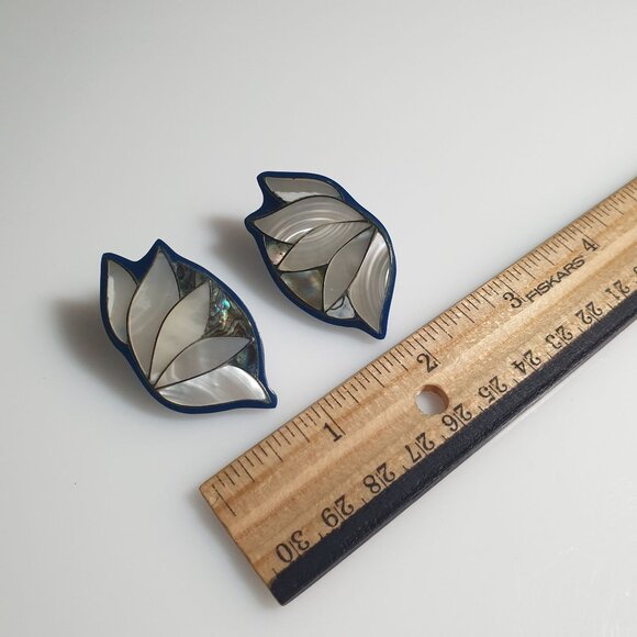 Lotus Leaf Shaped Mother Of Pearl Abalone Inlay Post Earrings Acrylic Women - Picture 2 of 5